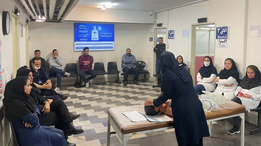 برگزاری دوره آموزشی احیای پایه ویژه کادر اداری  در سالن درمانگاه پوست